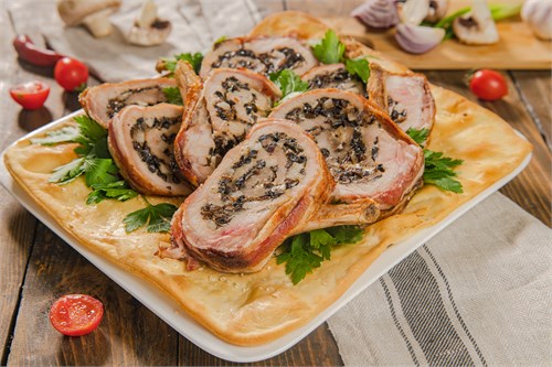 Фаршированная шампиньонами свиная корейка, запечённая в беконе Доставка 1057926