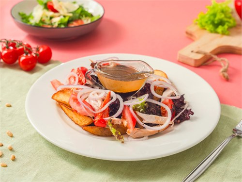 Салат с копчёной курицей и томлёным картофелем Доставка 1067811