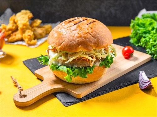 Бургер с курицей и салатом коул-слоу Доставка  1093649