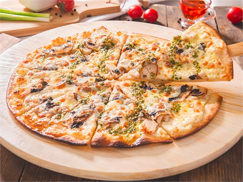 Пицца с копчёным цыплёнком и грибами Доставка  1088575