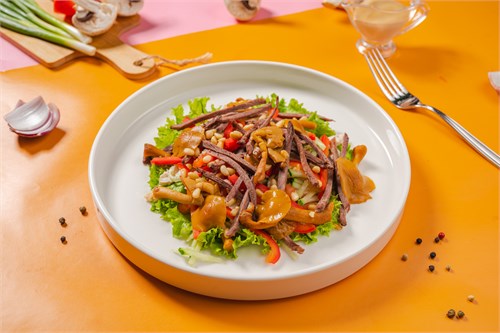 Салат с говядиной и кедровыми орешками Доставка 1000971