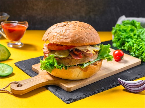 Бургер с курицей и беконом Доставка 1093674