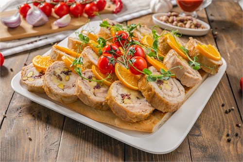 Рулет из курицы с вялеными томатами и фисташками  Доставка  1098139