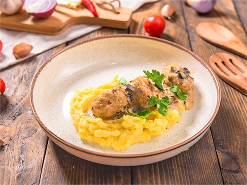 Куриные тефтели в сливочно-грибном соусе с картофельным пюре Доставка (бизнес-ланч) 1091373