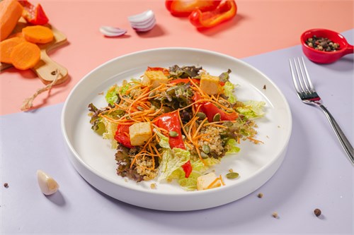 Салат с овощами, сыром фета и киноа Доставка 1013637