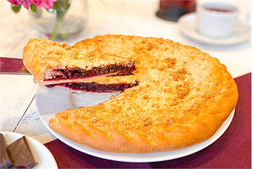 Пирог с вишней и шоколадом  1059631