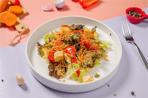 Салат с овощами, сыром фета и киноа 1013637