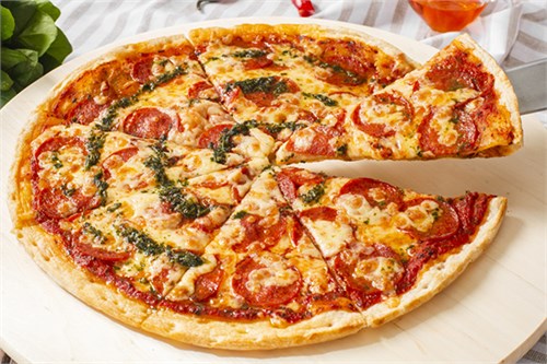 Пицца пепперони на белом тесте 1027235