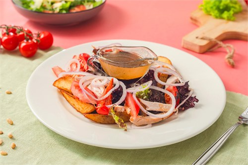 Салат с копчёной курицей и томлёным картофелем 1067811