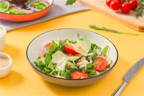 Салат с рукколой, яблоком и пармезаном 1067789