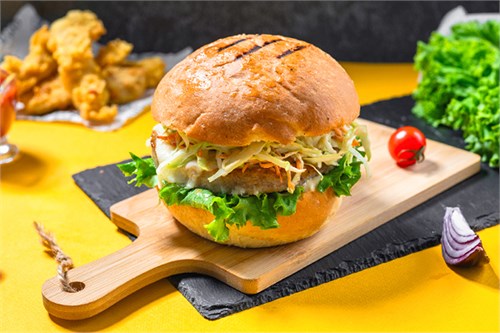 Бургер с курицей и салатом коул-слоу Доставка  1093649