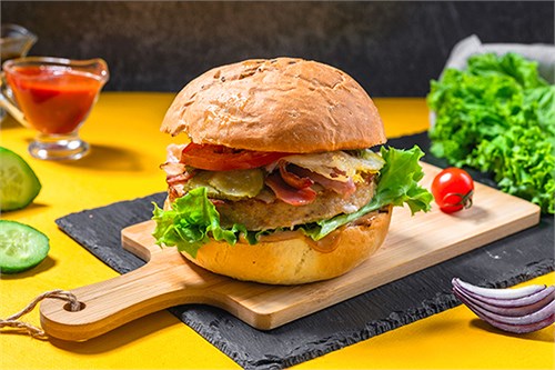 Бургер с курицей и беконом Доставка 1093674