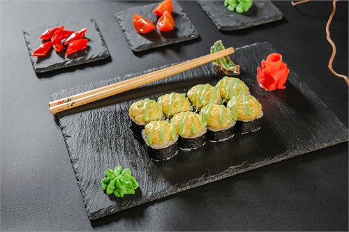 Запечённый ролл с соусом васаби 1100349