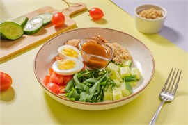 {{photo.Alt || photo.Description || 'Боул с киноа и курицей Доставка '}}