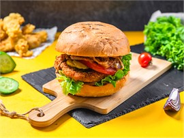 {{photo.Alt || photo.Description || 'Бургер с хрустящей курицей и соусом барбекю Доставка '}}