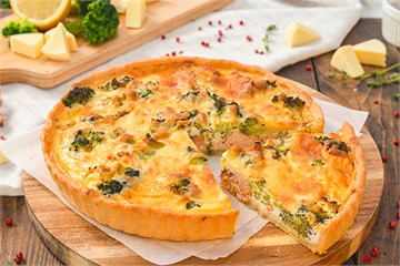 {{photo.Alt || photo.Description || 'Киш с красной рыбой, моцареллой и брокколи'}}