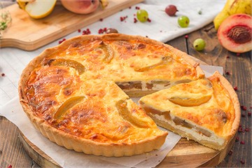 {{photo.Alt || photo.Description || 'Киш с карамелизированной грушей, бананом и творогом'}}