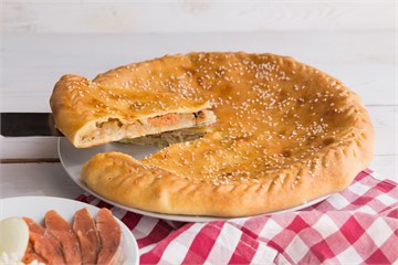 {{photo.Alt || photo.Description || 'Пирог с дальневосточным лососем и рисом'}}