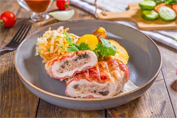 {{photo.Alt || photo.Description || 'Рулет из курицы в беконе'}}