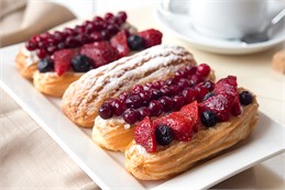 {{photo.Alt || photo.Description || 'Ягодное ассорти из эклеров 5 шт'}}