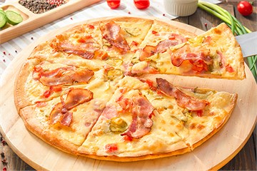 {{photo.Alt || photo.Description || 'Пицца с ветчиной, томатами и беконом'}}