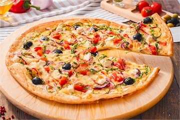 {{photo.Alt || photo.Description || 'Пицца с томатами, корнишонами и печёным перцем'}}