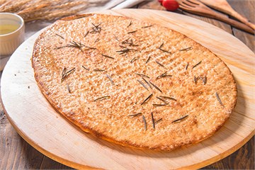 {{photo.Alt || photo.Description || 'Фокачча с чесночным маслом и розмарином '}}