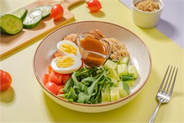 {{photo.Alt || photo.Description || 'Боул с киноа и курицей '}}