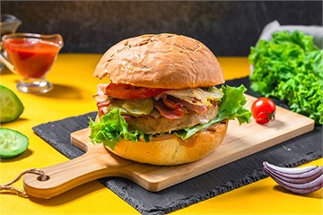 {{photo.Alt || photo.Description || 'Бургер с курицей и беконом Доставка'}}