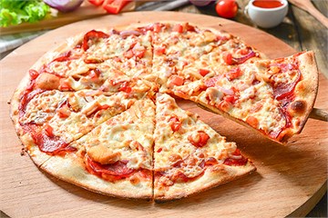 {{photo.Alt || photo.Description || 'Пицца с копчёным цыплёнком барбекю'}}