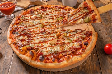 {{photo.Alt || photo.Description || 'Пицца с охотничьими колбасками'}}