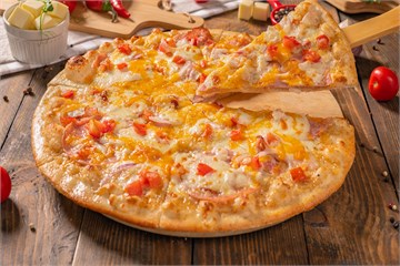 {{photo.Alt || photo.Description || 'Пицца с беконом и соусом ранч'}}