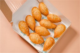 {{photo.Alt || photo.Description || 'Коробочка пирожков с зелёным луком и яйцом'}}