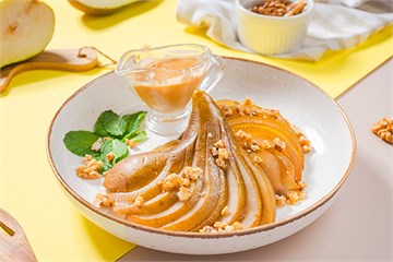 {{photo.Alt || photo.Description || 'Запечённая груша с орехом пралине и карамелью'}}