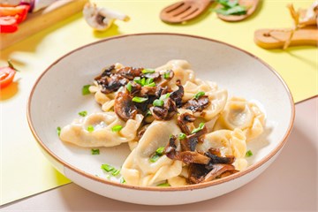 {{photo.Alt || photo.Description || 'Вареники с картофелем и лесными грибами '}}