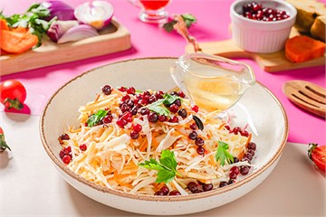 {{photo.Alt || photo.Description || 'Салат из капусты с клюквой и французским соусом'}}