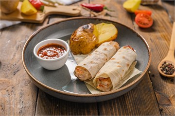 {{photo.Alt || photo.Description || 'Люля-кебаб из курицы с картофелем на мангале'}}