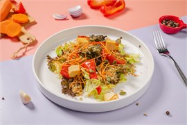 {{photo.Alt || photo.Description || 'Салат с овощами, сыром фета и киноа Доставка'}}